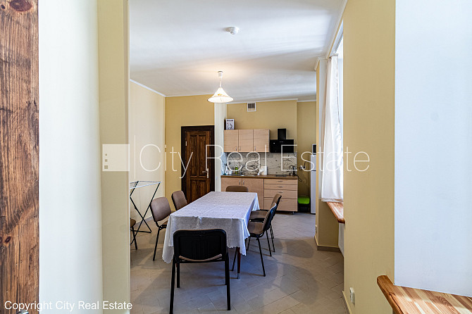 Fasādes māja, labiekārtots apzaļumots pagalms, slēgts pagalms, ieeja no ielas, logi vērsti Rīga - foto 2