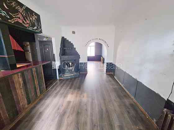 Фасадный дом, реновированный дом, вход с улицы, окна выходят на улицу, система Рига