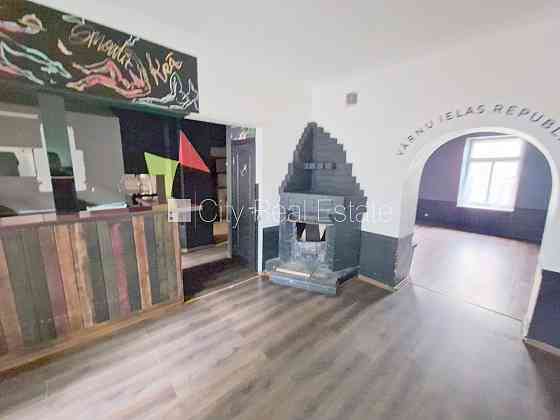 Фасадный дом, реновированный дом, вход с улицы, окна выходят на улицу, система Рига