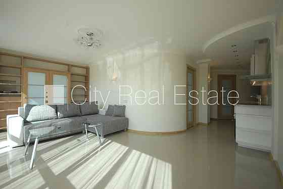 Новостройка, здание во дворе, благоустроенная озеленённая территория, Rīga