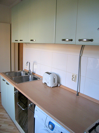 Fasādes māja, ieeja no ielas, kāpņu telpa pēc kosmētiskā remonta, logi vērsti uz ielas Rīga - foto 6