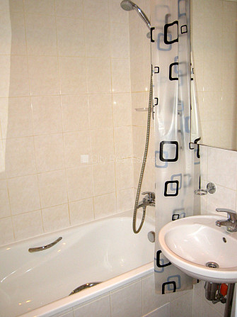 Fasādes māja, ieeja no ielas, kāpņu telpa pēc kosmētiskā remonta, logi vērsti uz ielas Rīga - foto 8