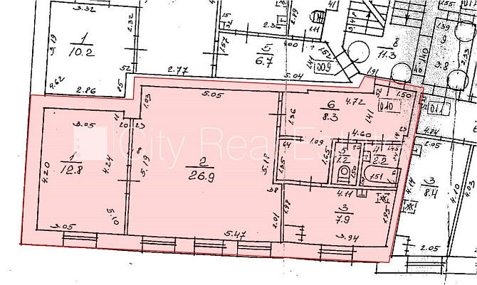 Fasādes māja, ieeja no ielas, kāpņu telpa pēc kosmētiskā remonta, logi vērsti uz ielas Rīga - foto 10