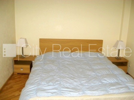 Fasādes māja, ieeja no ielas, kāpņu telpa pēc kosmētiskā remonta, logi vērsti uz ielas Rīga - foto 3