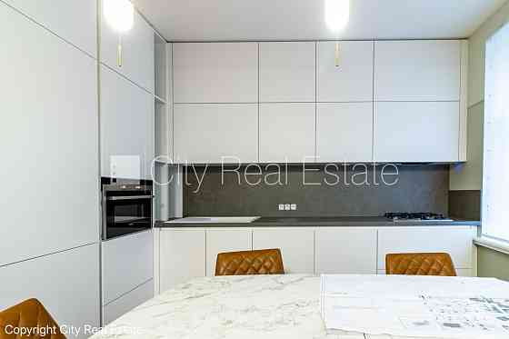 Частный дом, количество квартир в здании 4 шт., благоустроенный озеленённый двор, Rīga