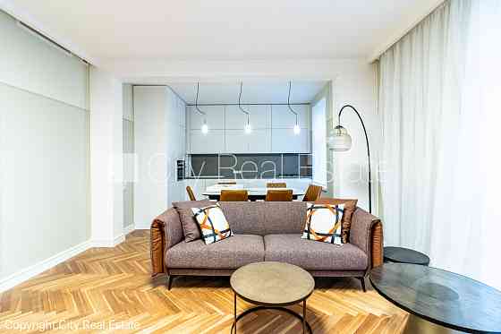 Частный дом, количество квартир в здании 4 шт., благоустроенный озеленённый двор, Rīga