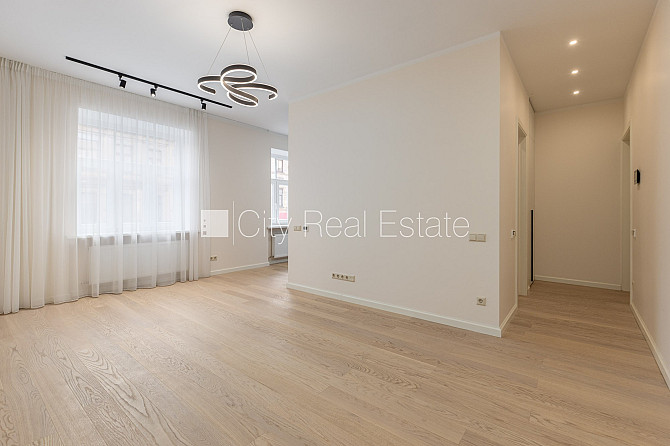 Fasādes māja, renovēta māja, labiekārtots apzaļumots pagalms, slēgts pagalms, iespēja Rīga - foto 9