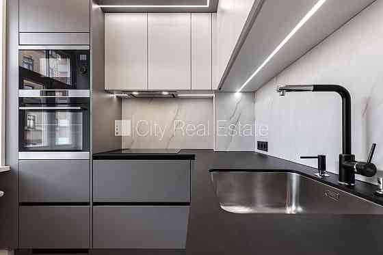 Фасадный дом, реновированный дом, благоустроенный озеленённый двор, закрытый Рига