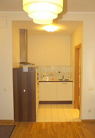 Фасадный дом, вход с улицы, лифт, лестничная клетка после косметического ремонта, Рига - изображение 4