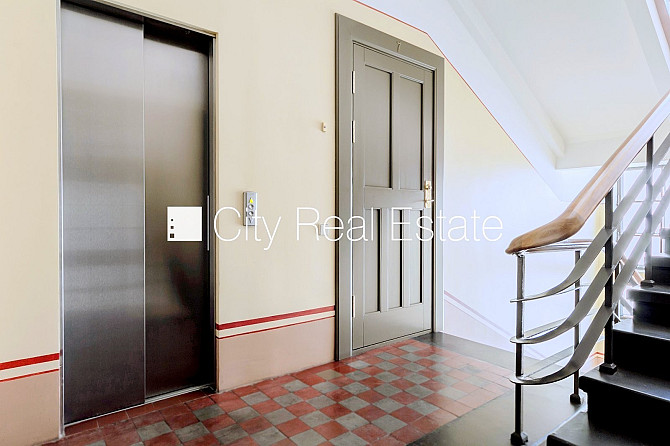Фасадный дом, вход с улицы, лифт, лестничная клетка после косметического ремонта, Рига - изображение 7