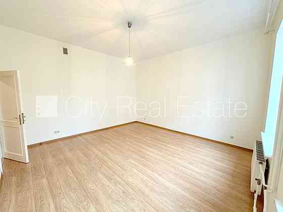 Дом во дворе, подъездная дорога покрыта брущаткoй, закрытый двор, место для Rīga