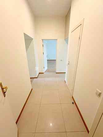 Дом во дворе, подъездная дорога покрыта брущаткoй, закрытый двор, место для Rīga