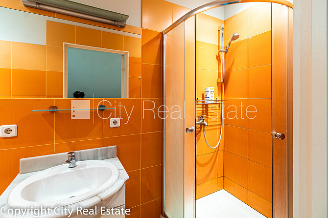 Фасадный дом, мансарда, двухэтажный, студио, кухня объединена с комнатой, газовое Рига - изображение 11