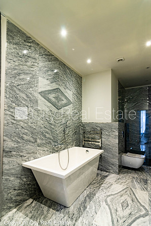 Jaunceltne, fasādes māja, ieeja no pagalma, ir lifts, kāpņu telpa pēc kapitālā remonta, Rīga - foto 12