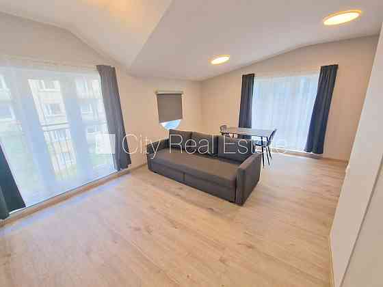 Фасадный дом, реновированный дом, закрытый двор, территория обнесена забором, Rīga