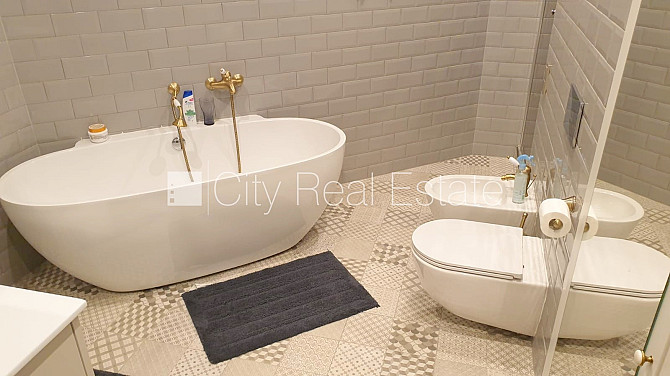 Fasādes māja, renovēta māja, bruģēts piebraucamais ceļš, ir lifts, kāpņu telpa pēc Rīga - foto 17