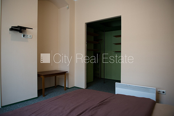 Fasādes māja, renovēta māja, bruģēts piebraucamais ceļš, ir lifts, kāpņu telpa pēc Rīga - foto 13