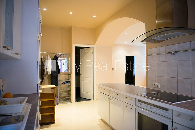 Fasādes māja, renovēta māja, bruģēts piebraucamais ceļš, ir lifts, kāpņu telpa pēc Rīga - foto 8