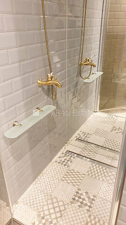 Fasādes māja, renovēta māja, bruģēts piebraucamais ceļš, ir lifts, kāpņu telpa pēc Rīga - foto 19