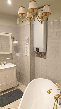 Fasādes māja, renovēta māja, bruģēts piebraucamais ceļš, ir lifts, kāpņu telpa pēc Rīga - foto 18