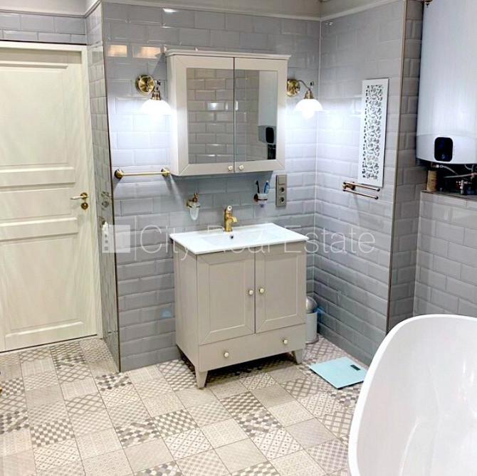 Fasādes māja, renovēta māja, bruģēts piebraucamais ceļš, ir lifts, kāpņu telpa pēc Rīga - foto 16