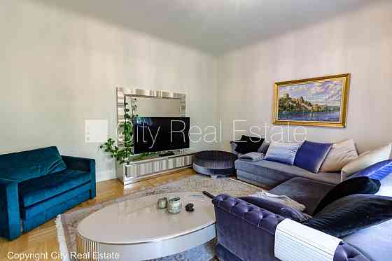 Фасадный дом, реновированный дом, кирпичные стены, вход с улицы и со двора, Rīga