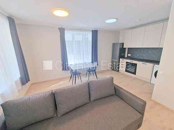 Фасадный дом, реновированный дом, закрытый двор, территория обнесена забором, Рига