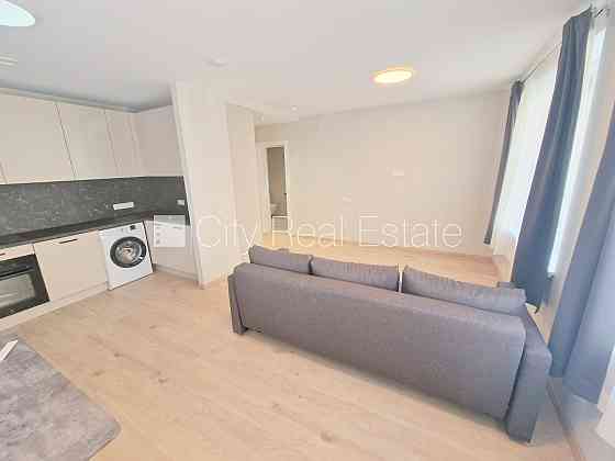 Фасадный дом, реновированный дом, закрытый двор, территория обнесена забором, Рига