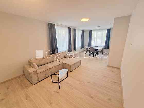 Фасадный дом, реновированный дом, закрытый двор, территория обнесена забором, Рига