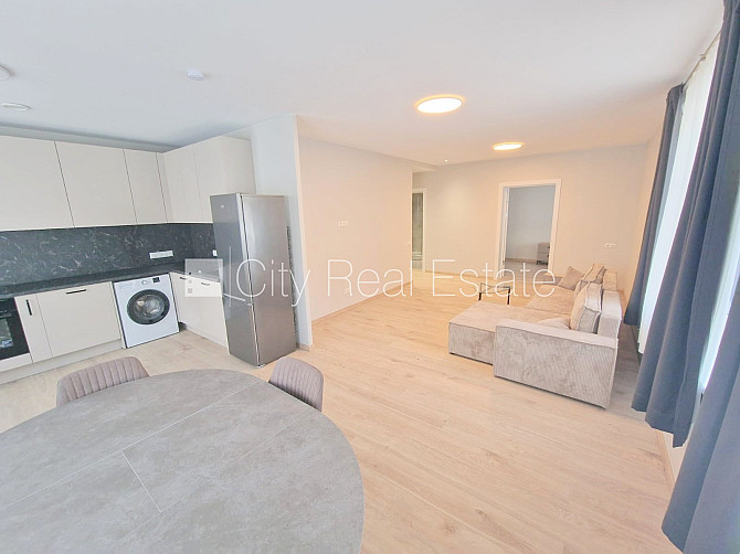 Фасадный дом, реновированный дом, закрытый двор, территория обнесена забором, Рига - изображение 3