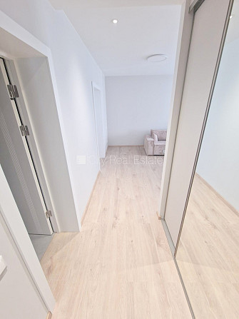 Фасадный дом, реновированный дом, закрытый двор, территория обнесена забором, Рига - изображение 13