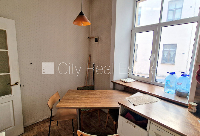 Фасадный дом, вход со двора, лестничная клетка после косметического ремонта, окна Рига - изображение 12