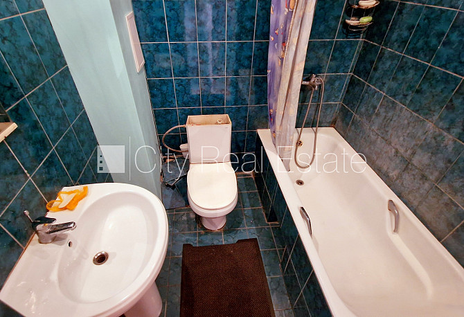 Фасадный дом, вход со двора, лестничная клетка после косметического ремонта, окна Рига - изображение 15