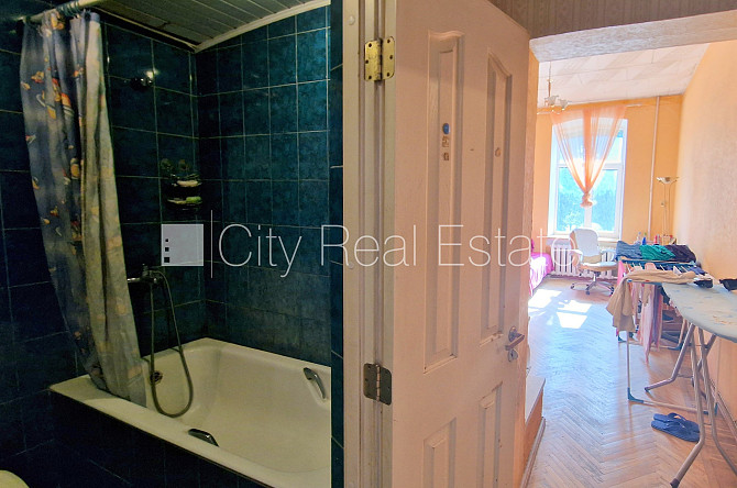 Фасадный дом, вход со двора, лестничная клетка после косметического ремонта, окна Рига - изображение 13