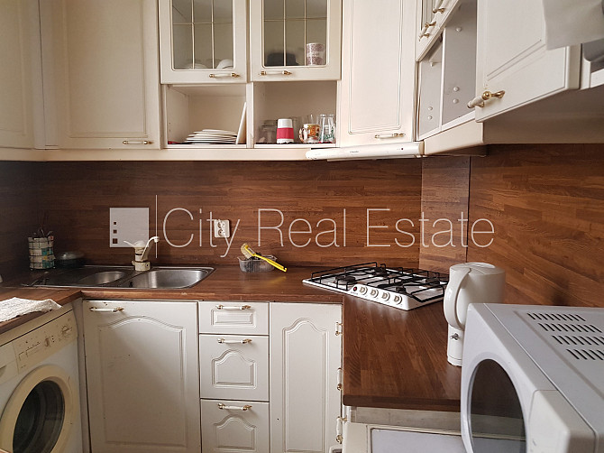 Фасадный дом, вход со двора, лестничная клетка после косметического ремонта, окна Рига - изображение 11