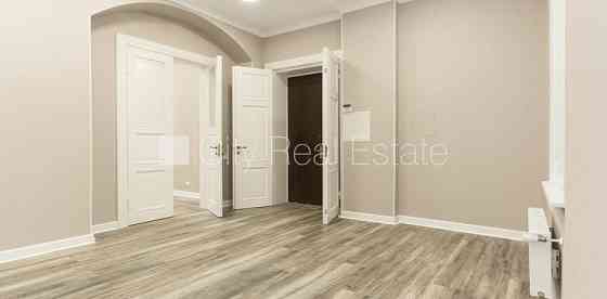 Фасадный дом, реновированный дом, вход с улицы, окна выходят во двор, окна выходят Рига