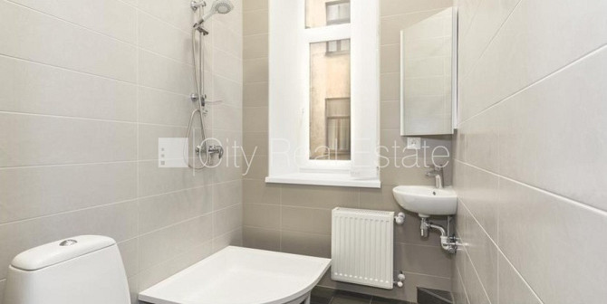 Фасадный дом, реновированный дом, вход с улицы, окна выходят во двор, окна выходят Рига - изображение 15