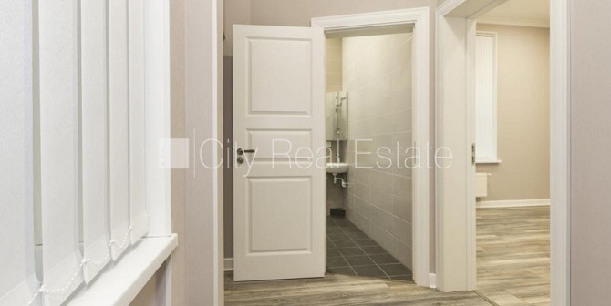 Фасадный дом, реновированный дом, вход с улицы, окна выходят во двор, окна выходят Рига - изображение 12