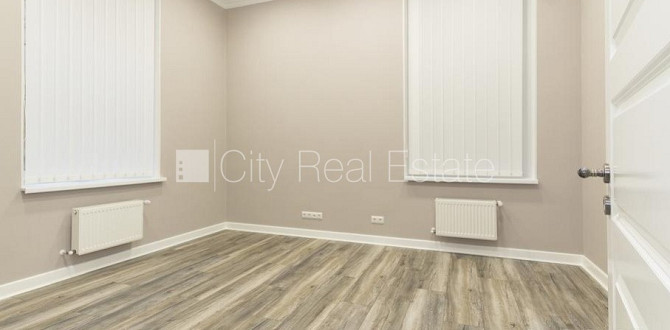 Фасадный дом, реновированный дом, вход с улицы, окна выходят во двор, окна выходят Рига - изображение 10