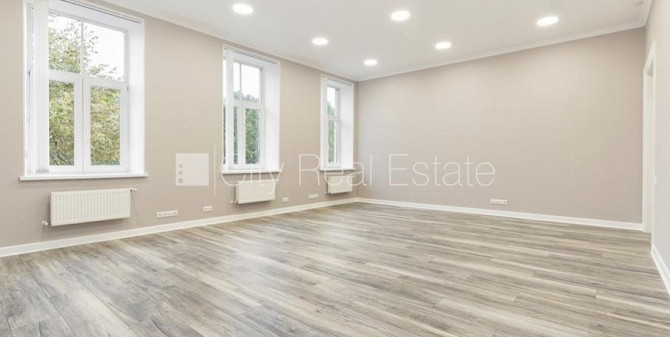 Фасадный дом, реновированный дом, вход с улицы, окна выходят во двор, окна выходят Рига - изображение 3