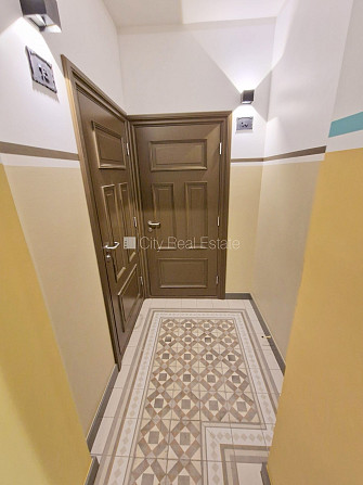 Фасадный дом, реновированный дом, закрытый двор, вход с улицы, лифт, лестничная Рига - изображение 14