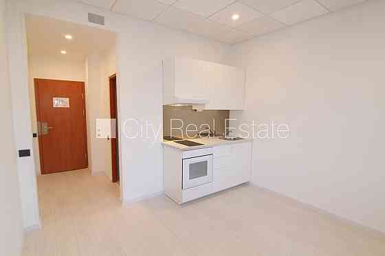 Фасадный дом, реновированный дом, закрытый двор, территория обнесена забором, Рига