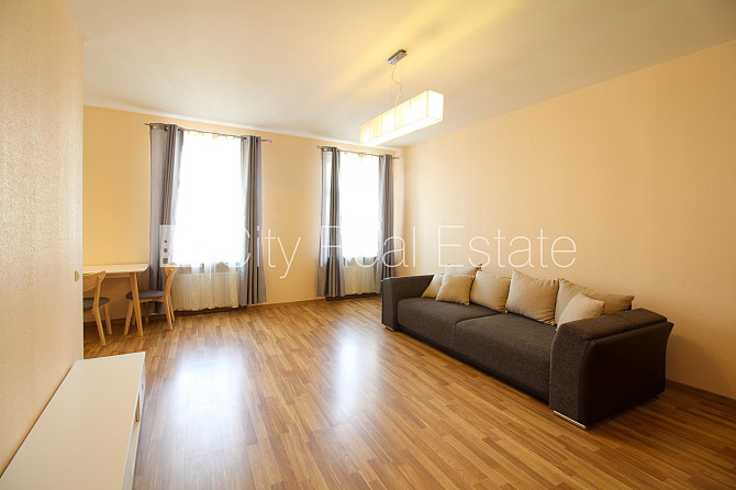 Реновированный дом, закрытый двор, вход со двора, лестничная клетка после Рига - изображение 2