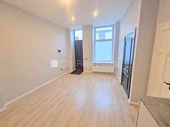 Фасадный дом, реновированный дом, закрытый двор, вход с улицы, окна выходят на Рига