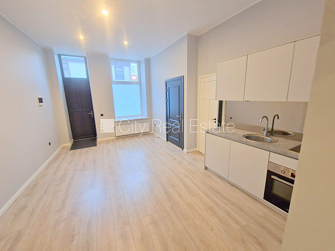 Фасадный дом, реновированный дом, закрытый двор, вход с улицы, окна выходят на Рига - изображение 1