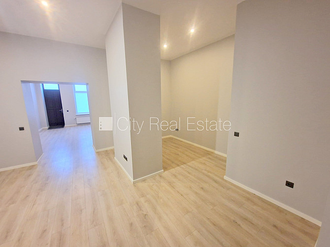 Фасадный дом, реновированный дом, закрытый двор, вход с улицы, окна выходят на Рига - изображение 12