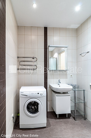 Pagalma ēka, renovēta māja, slēgts pagalms, ieeja no ielas, ir lifts, kāpņu telpa pēc Rīga - foto 12