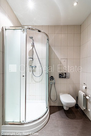 Pagalma ēka, renovēta māja, slēgts pagalms, ieeja no ielas, ir lifts, kāpņu telpa pēc Rīga - foto 11