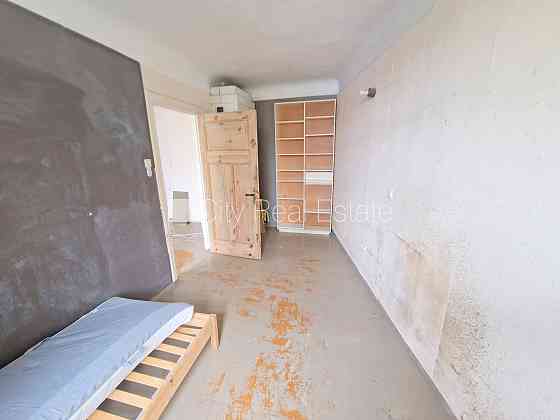 Дом во дворе, закрытый двор, вход с улицы, лестничная клетка после косметического Рига