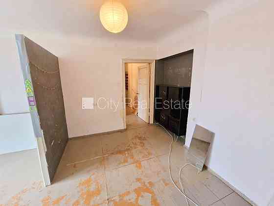 Дом во дворе, закрытый двор, вход с улицы, лестничная клетка после косметического Рига